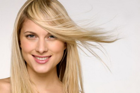 Frau spielt haaren flirt