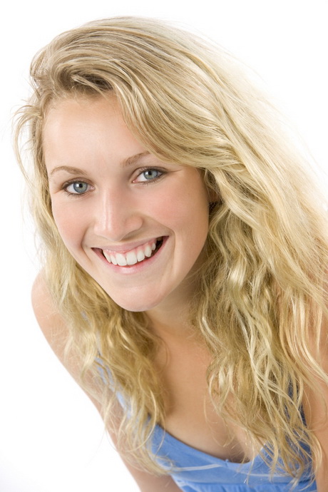 Frau spielt haaren flirt