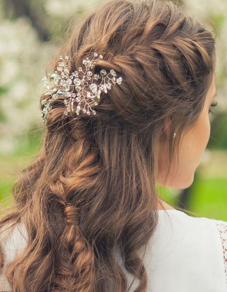 Braut mit halboffen geflochtenen Haaren